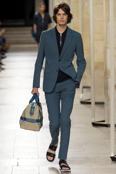 Look 25